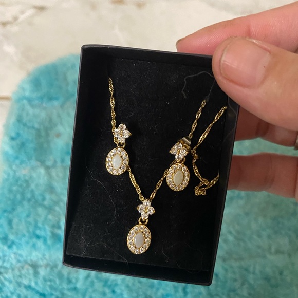 Gold plated diamond necklace and matching earrings - Picture 2 of 6